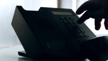 Ofis telefonundan bir arama yapıyorum. 4K yavaş çekim seçici odaklanma. 