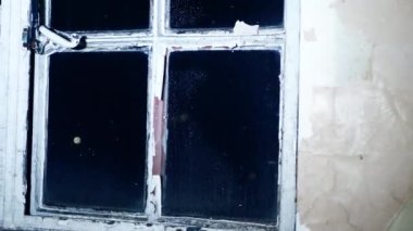 Eski Grunge penceresi seçici odak noktası olan orta boyalı bir resim.