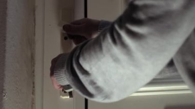 Evin içinde kilitli bir kadın. Ağır çekim seçici odak noktasını kapat.