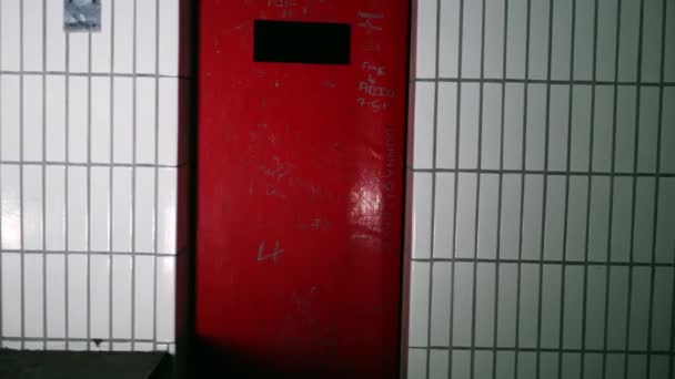 Puerta Roja Prisión Cerrada Azulejo Blanco Celda Mediana Paneo Tiro — Vídeo de stock