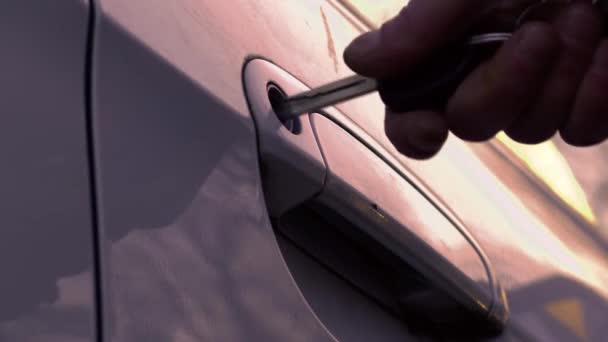 Ręczne Otwieranie Drzwi Samochodu Kluczem Zamykanie Slow Motion Strzał Selektywny — Wideo stockowe