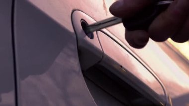 Arabanın kapısını anahtarla aç, yavaş çekimde yakınlaş, seçici odaklan.