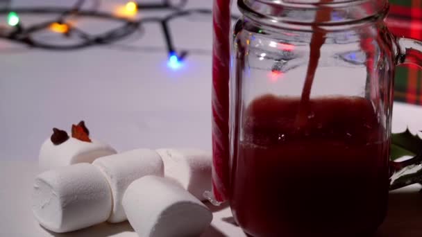 Weihnachten Feiern Mit Fruchtpunsch Und Marshmallow Schneemann Aus Nächster Nähe — Stockvideo