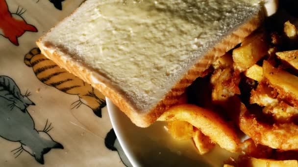 Fish Chips Met Brood Boter Traditionele Britse Maaltijd Medium Dolly — Stockvideo