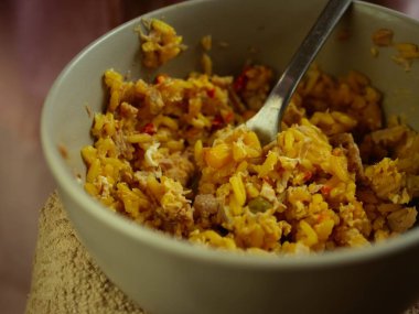 Çatallı bir kase kızarmış pirinç. Yakın çekim seçici odaklanma.