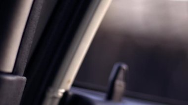 Arabanın kapısı açık kaldı. Yavaş çekim zoom görüntüsü seçici odak noktası.