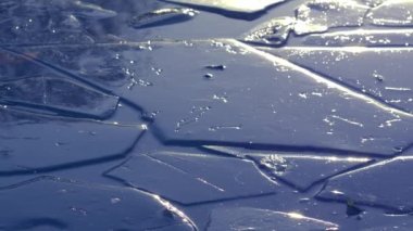 Göldeki buzlar çözülmeye başlıyor. Yavaş çekim seçici odak noktası.