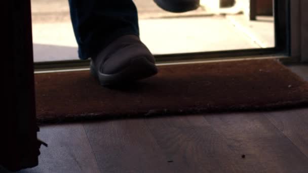 Σκουπίστε Πόδια Στο Χαλάκι Καλωσορίσματος Στην Είσοδο Της Πόρτας Μεσαίου — Αρχείο Βίντεο