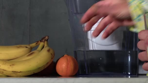 ろ過された水と新鮮な果物中出しスローモーションズーム選択的フォーカスを持つ女性 — ストック動画