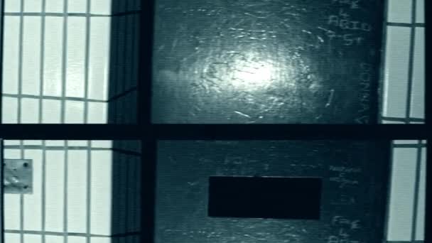 Cctvのグリッチ効果を持つ白いタイルの刑務所のセルで閉じ刑務所のドア4Kショット選択的フォーカス — ストック動画