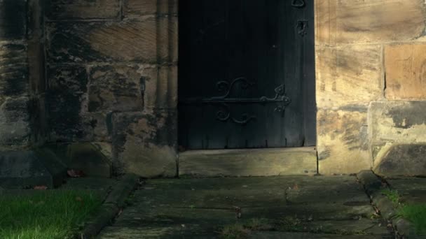 Old Wooden Door Traditional English Church Medium Dolly Shot Selective — Wideo stockowe