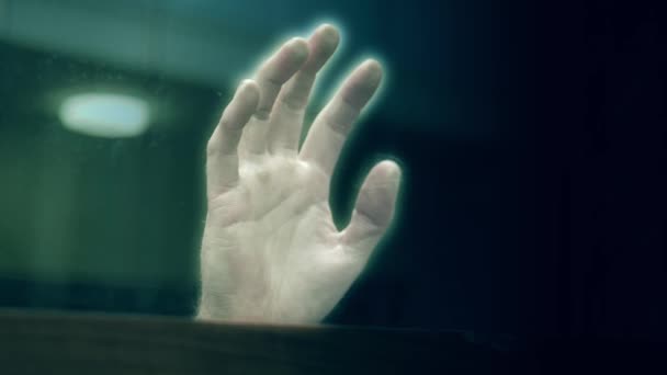 Ανατριχιαστικό Χέρι Φάντασμα Στο Παράθυρο Close Αργή Κίνηση Επιλεκτική Εστίαση — Αρχείο Βίντεο
