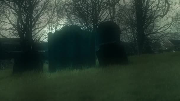 教堂墓地中被忽视的古老墓碑 雾腾腾的效果中等4K娃娃投篮选择焦点 — 图库视频影像