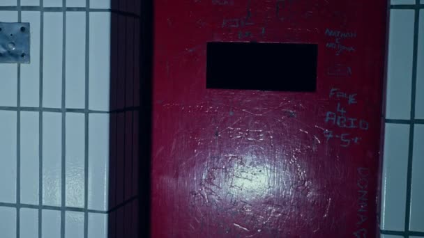 Червоні Двері Язниці Закриті Білій Камері Плитки Закриті Близько Масштаб — стокове відео