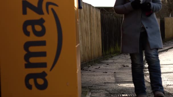 ดเก บของอเมซอนในถนนกว างซ มภาพเคล อนไหวช าโฟก สเล Dewsbury West Yorkshire — วีดีโอสต็อก
