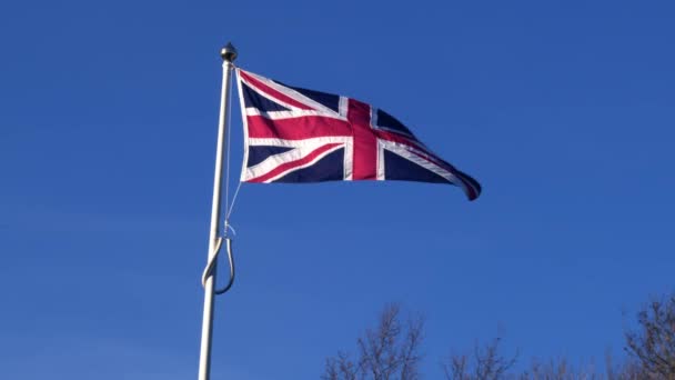 Юніон Джек Британський Прапор Вітром Проти Блакитного Неба Повільний Масштаб — стокове відео