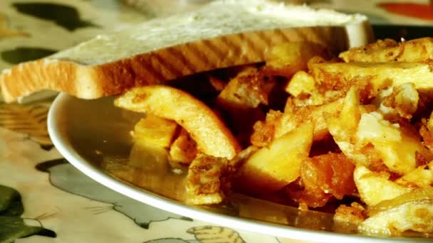 Pesce Patatine Fritte Con Pane Burro Pasto Tradizionale Britannico Medio — Video Stock