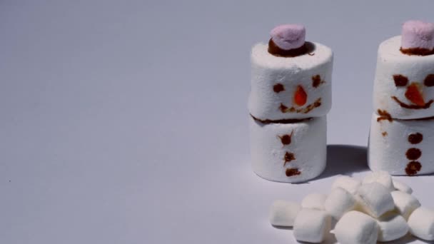 Marshmallow Snowman Snowballs Medium Zoom Dolly Shot Selective Focus — 图库视频影像