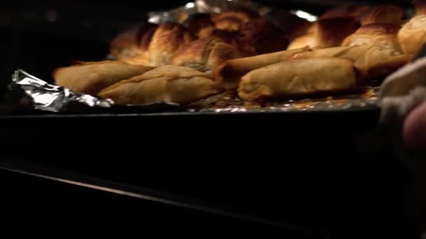 烘焙派对糕点食品在烤箱中慢动作4K镜头选择性聚焦 — 图库视频影像