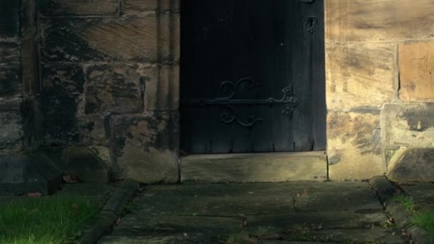 Παλιά Ξύλινη Πόρτα Στην Παραδοσιακή Αγγλική Εκκλησία Μεσαίου Dolly Zoom — Αρχείο Βίντεο