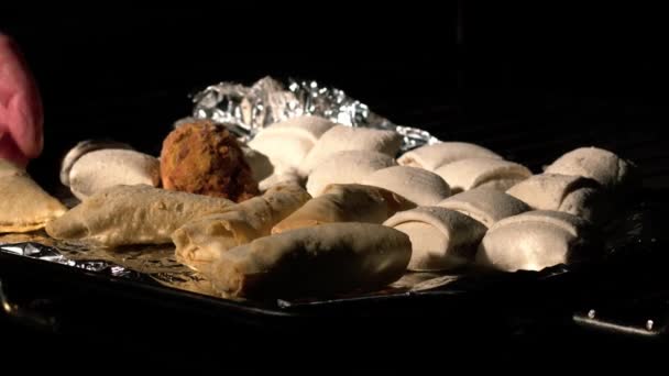 烘焙派对食物在烤箱中慢动作变焦镜头选择性聚焦 — 图库视频影像