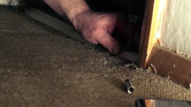 Elektrikli matkap arka planı olan bir evde tesisat onarımı 4K seçici odak noktası