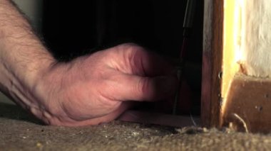 Elektrikli matkap arka planı olan bir evde tesisat onarımı 4K seçici odak noktası