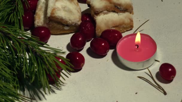 Χριστουγεννιάτικο Κέικ Πρησμένο Cranberries Και Κερί Κοντά Επιλεκτική Εστίαση — Αρχείο Βίντεο