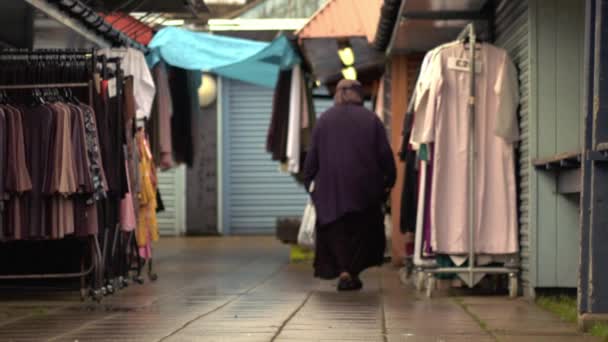 Αγορά Stall Επιχείρηση Στο Dewsbury Αγοραστές Ευρύ Zoom Shot Επιλεκτική — Αρχείο Βίντεο