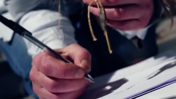 Руки Тримають Ключ Написання Документів Крупним Планом Збільшують Вибірковий Фокус — стокове відео