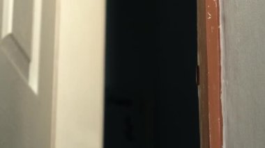 El yavaşça kapıyı kapar, yakın çekim zoom çekim seçici odaklanma