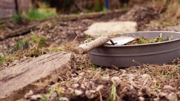 土壌ふるいと舗装された低中パンニングと庭の造園4Kショット選択的な焦点 — ストック動画