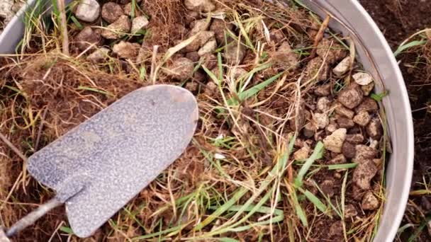 土壌ふるいと舗装オーバーヘッドフラットレイパンニングと庭の造園4Kショット選択的な焦点 — ストック動画