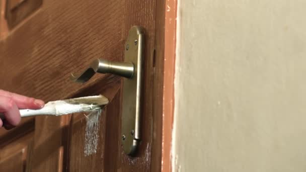 Evi Süsleyerek Bir Kapıyı Altın Kaplamayla Boyamak Orta Yavaş Çekim — Stok video