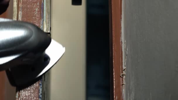 Женщина Помощью Электрического Шлифовального Станка Старой Двери Закрыть Селективного Фокуса — стоковое видео