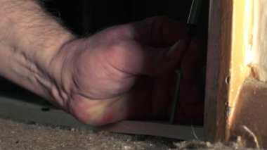Elektrikli matkap arka planı olan bir evde tesisat onarımı 4K seçici odak noktası