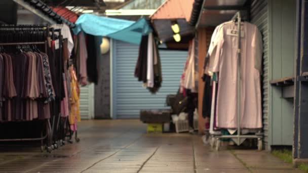 市場の屋台ビジネス女性の日の終わりにワイドズームショット選択的フォーカス — ストック動画