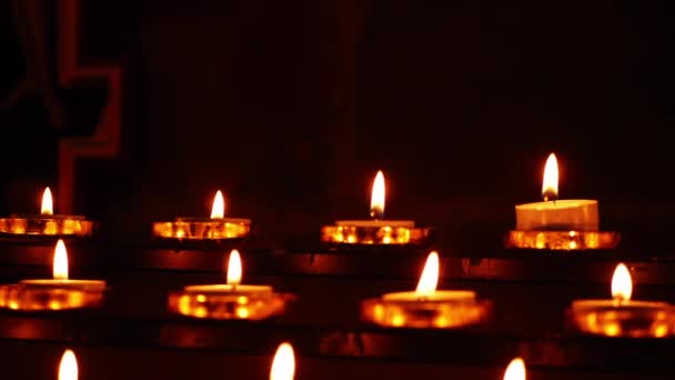 Baris Baris Lilin Lampu Teh Yang Menyala Sebuah Gereja Menutup — Stok Video