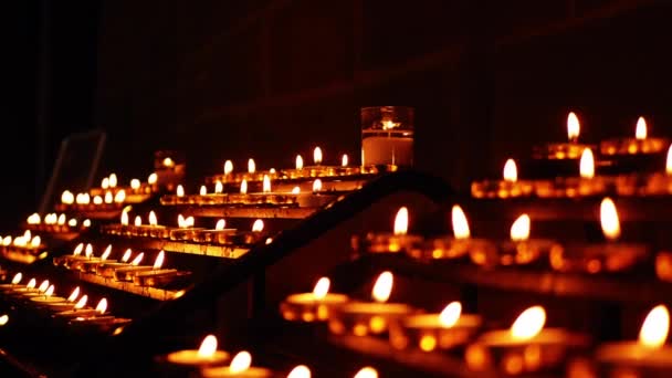 Рядки Чаю Світлі Свічки Боке Горіння Церкві Широкий Повільний Рух — стокове відео
