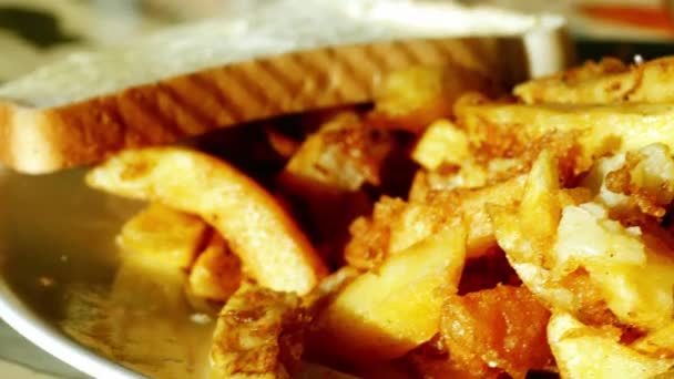 Fish Chips Met Brood Boter Traditionele Britse Maaltijd Close Macro — Stockvideo