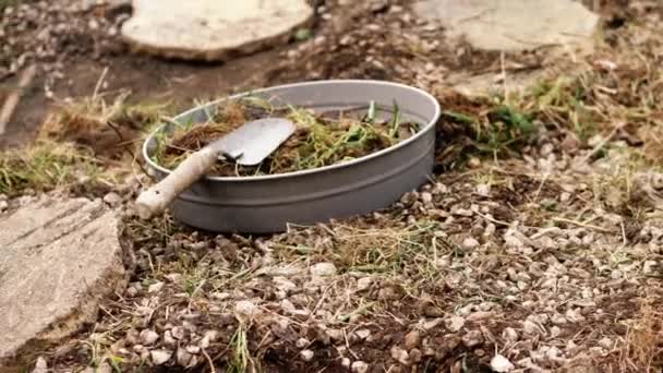 土壌ふるいとスペード低ワイドズームショット選択的フォーカスを持つ庭園造園 — ストック動画
