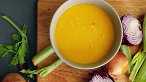 ボウルフラットレイオーバーヘッドメディアズームショット選択的フォーカスの成分と自家製野菜スープ — ストック動画