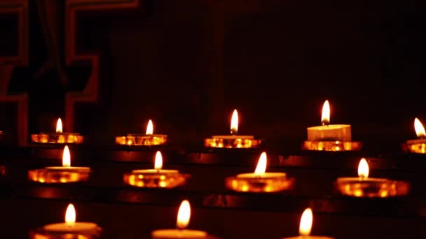 教堂里一排排点燃的茶光蜡烛近距离拍摄慢镜头4K镜头选择性聚焦 — 图库视频影像