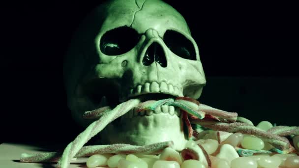 令人毛骨悚然的骷髅 用糖果甜食来欺骗或治疗万圣节特写镜头4K镜头选择性聚焦 — 图库视频影像