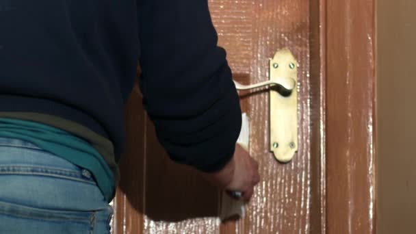 Evi Süsleyerek Bir Kapıyı Altın Kaplamayla Boyayarak Orta Yavaş Çekimde — Stok video
