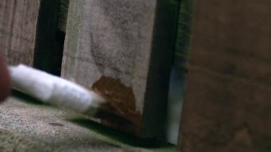 Ev sahibi evin dışını boyuyor. Yakınlaştır. Yavaş çekim seçici odak noktası.