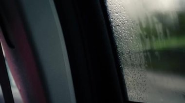 Yağmurlu bir günde araba camından bakmak. Yavaş çekim 4k seçici odaklanma.