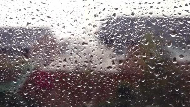 Krople Deszczu Oknie Patrząc Domy Powolny Ruch Zoom Selektywny Ostrość — Wideo stockowe