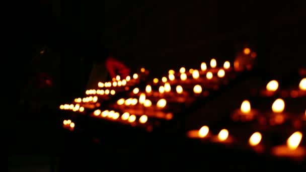 Ряды Чая Зажигания Свечи Bokeh Жжение Церкви Широкое Замедленное Движение — стоковое видео