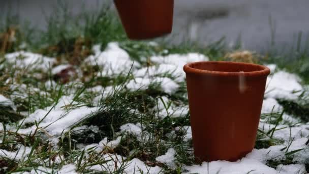 Tuinman Met Terracotta Plantenpotten Sneeuw Zoom Shot Slow Motion Selectieve — Stockvideo